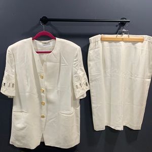 GIVENCHY
Vintage Skirt Suit white w/ gold buttons
Size: 16 used